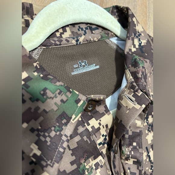 Medium Under Armour Long Sleeve Camo Hunting Shirt, Size Small Fits Loose Medium - Picture 2 of 10